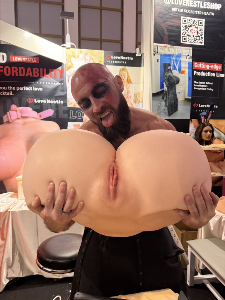 LoveNestle at Berlin Venus Expo-With Mia the Bubble Butt2